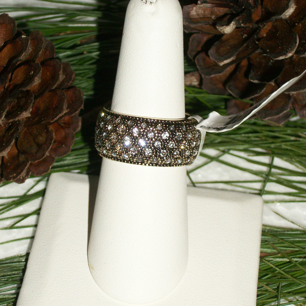 GORGEOUS WIDE BAND RING w/CZ's NWT Size: 8 - Picture 6 of 6